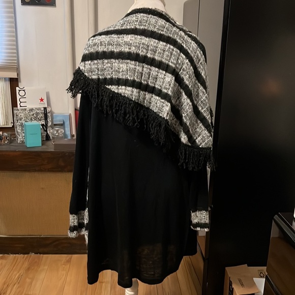 Oversized black sweater with black and grey stripes and fringe - Picture 5 of 5